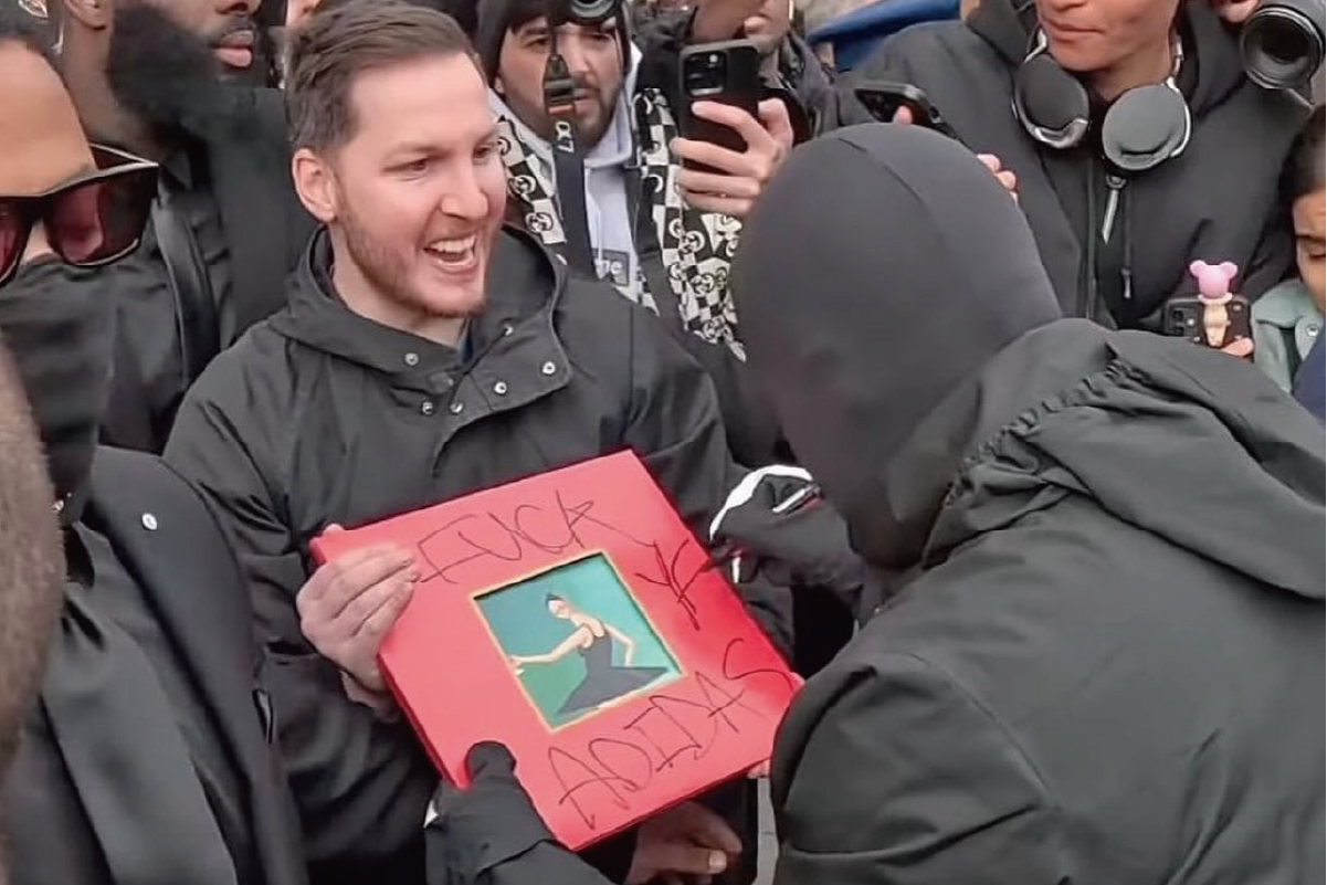 칸예가 F**K ADIDAS 사인한 <MBDTF>, 경매에 오른다